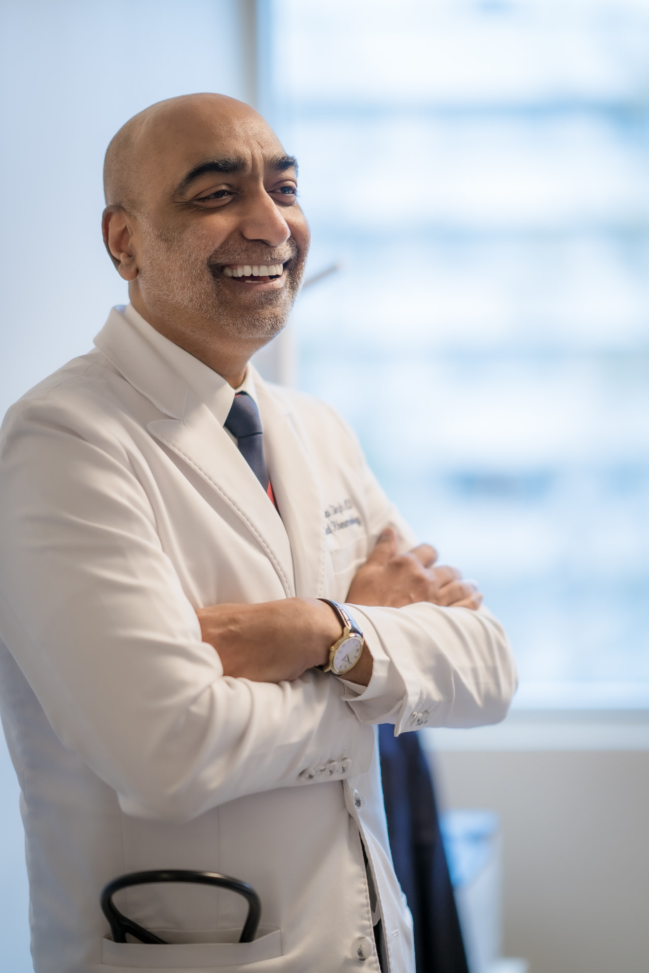 Rattandeep Singh, MD, consulting with a patient